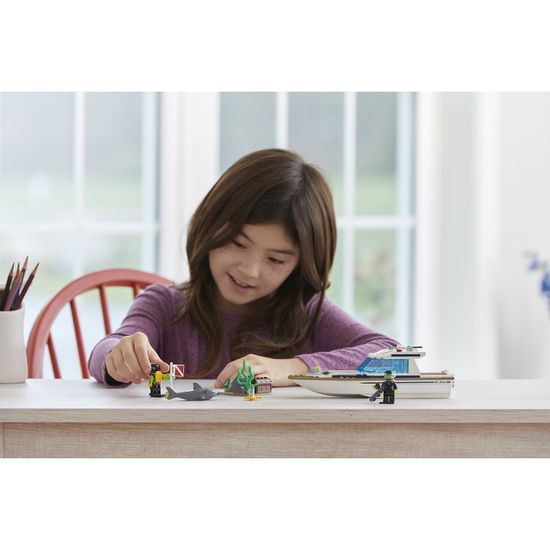Конструктор LEGO City Great Vehicles Яхта для дайвинга 60221