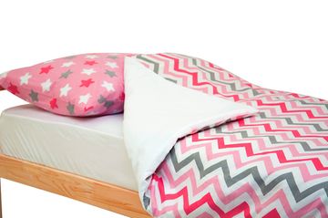 Постельное белье "Звёзды белый,графит, красный, фон лаванда - зигзаги графит, лаванда, красный"